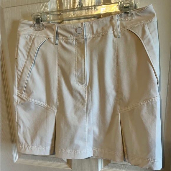 Cutter & Buck Pants - Annika Cutter & Buck white tennis golf Skirt size 8 EUC no visible flaws
Pockets